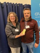 Manuela Gebauer und Thomas Schneck mit 1kg Gold